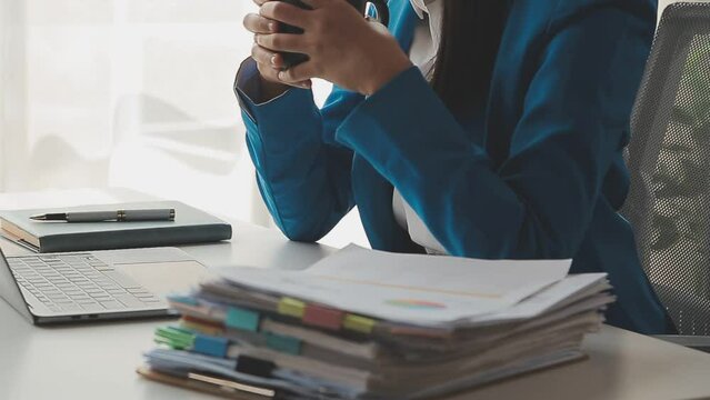 Young woman ecommerce busines worker drinking coffee at office