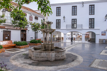 Fuente y antigua plaza del Ayuntamiento en el pueblo de Salobreña, en la provincia de Granada, Andalucía, España

