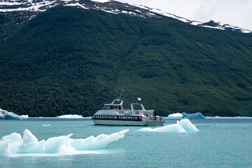 Barco navegando entre  bloques de hielo, en las cercanías del glaciar Perito Moreno. Patagonia Argentina