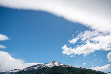 Fondo de Pantalla para celulares. Montaña Patagónica y cielo azul con formaciones bellas de nubes - obrazy, fototapety, plakaty