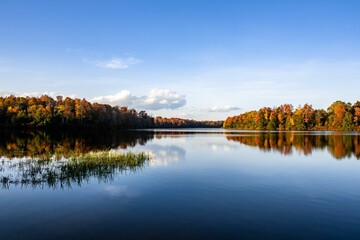 Picturesque view of fall colors on Lake Jean at Ricketts Glen State Park Benton, Pennsylvania - obrazy, fototapety, plakaty