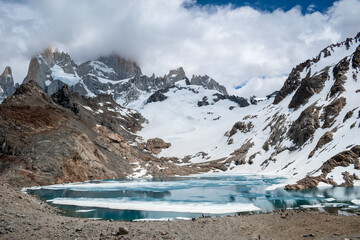 Vista de la Laguna de los Tres semi congelada, debajo del cerro Fitz Roy. Sendero de Trekking de El Chalten, Patagonia Argentina