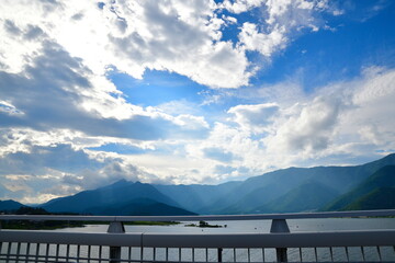 河口湖大橋より富士山を望む（山梨県） - obrazy, fototapety, plakaty