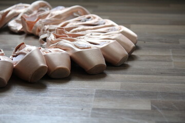 Photo of many pairs of ballet point shoes © Anastasia