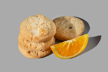Fresh cookies with orange slices and apelin slices on a gray background