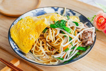 卵をのせたニラと豚肉の焼きそば
