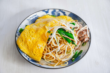 卵をのせたニラと豚肉の焼きそば
