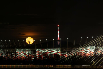 Księżyc Wschód nad Stadionem Narodowym  - obrazy, fototapety, plakaty