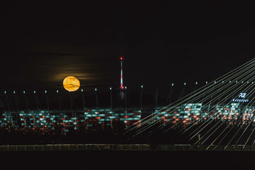 Księżyc Wschód nad Stadionem Narodowym 