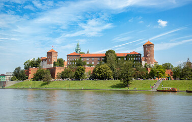 Obraz premium Spring, view of Wawel Castle located on the banks of the Vistula River in Krakow, Poland