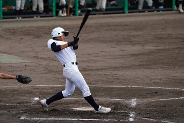 Obraz premium 豪快なバッティング（高校野球）