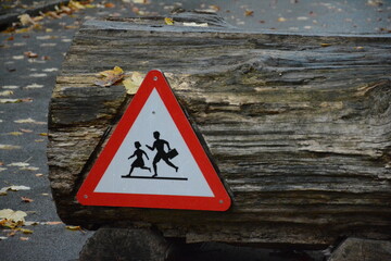 attention kids sign