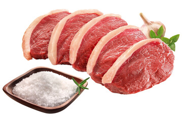 fatias de carne bovina crua acompanhado de pote de sal grosso isolado em fundo transparente