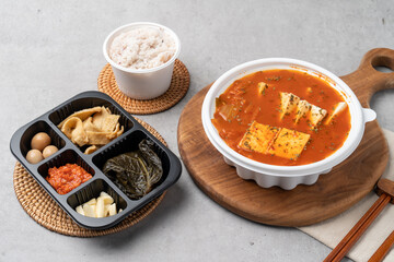 Korean food, kimchi, stew, lunch box, stir-fried pork, pork, bulgogi, side dishes, tofu, pork belly, lettuce, ribs, cold noodles, quail eggs, perilla leaves, rice, garlic, cucumber
