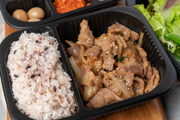 Korean food, kimchi, stew, lunch box, stir-fried pork, pork, bulgogi, side dishes, tofu, pork belly, lettuce, ribs, cold noodles, quail eggs, perilla leaves, rice, garlic, cucumber