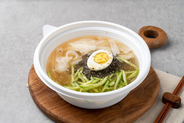 Korean food, kimchi, stew, lunch box, stir-fried pork, pork, bulgogi, side dishes, tofu, pork belly, lettuce, ribs, cold noodles, quail eggs, perilla leaves, rice, garlic, cucumber