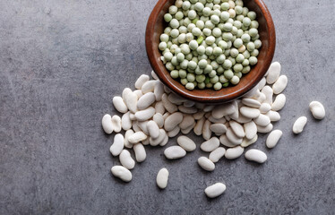 Erbsen und weiße Bohnen