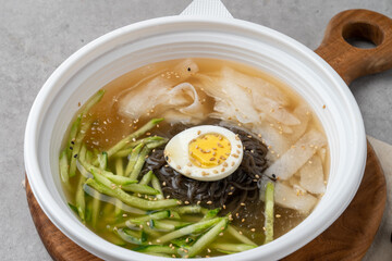 Korean food, kimchi, stew, lunch box, stir-fried pork, pork, bulgogi, side dishes, tofu, pork belly, lettuce, ribs, cold noodles, quail eggs, perilla leaves, rice, garlic, cucumber