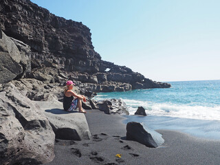 Lanzarote - Frau am einsamen, dunklen Strand