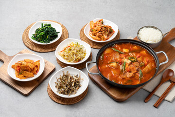 Korean food, red, crab, tempura, marinade, marinade, soy sauce, soup, steamed squid, stir-fried, braised tofu, pork, kimchi, stew, soybean paste, side dish, bean sprouts, anchovies, spinach