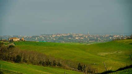 Panorama collinare della Val d'Orcia lungo il percorso ciclistico dell'Eroica. Provincia di Siena....