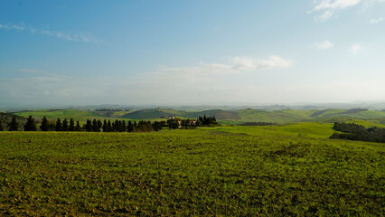 Panorama collinare della Val d'Orcia lungo il percorso ciclistico dell'Eroica. Provincia di Siena. Toscana , Italia
