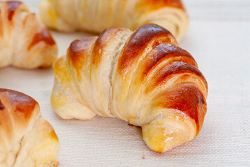Croissant sobe toalha de mesa branca