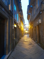 Panorámica nocturna de una calle de la zona monumental de Santiago de Compostela, Galicia