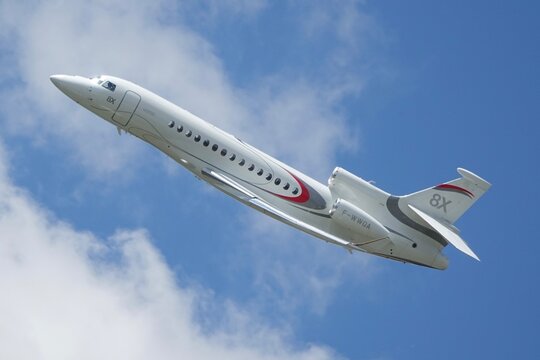 Dassault Falcon 8X en mont&eacute;e