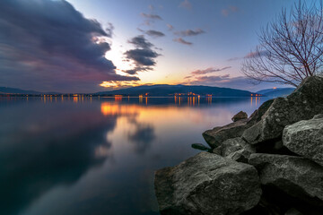 Jezioro Żywieckie po zachodzie słońca