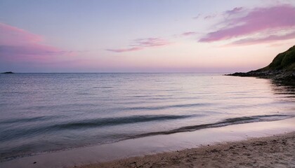 Obraz premium peaceful beach at dusk with pink hues on the horizon