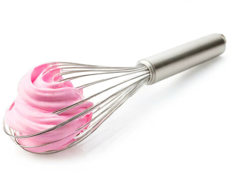 Schneebesen mit rosa cream isoliert auf wei&szlig;en Hintergrund, Freisteller 