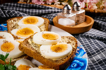 Whole wheat sandwich with boiled eggs.