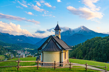 Kirchleitn Kapelle in Berchtesgaden mit Bergpanorama und dem Watzmannim Hintergrund - obrazy, fototapety, plakaty