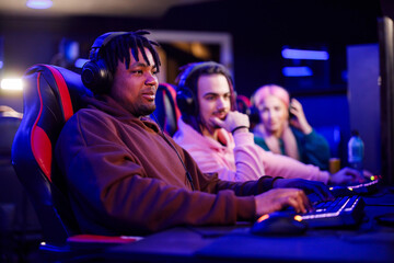 African american male cybersport gamer playing video games in a gameroom © Zamrznuti tonovi