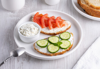 Healthy sandwiches with white cottage cheese, cucumber and tomato