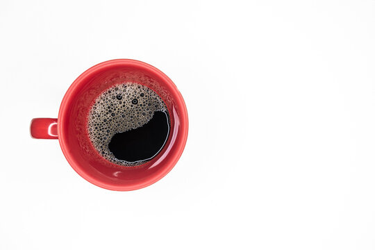 Caneca vermelha com caf&eacute; preto em fundo branco, apresenta&ccedil;&atilde;o, site, websites. Cozinha e cafeteria, for&ccedil;a power. Caf&eacute; da manh&atilde;, acordando com disposi&ccedil;&atilde;o.