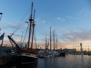 Bateaux sur le port de Barcelone au coucher du soleil