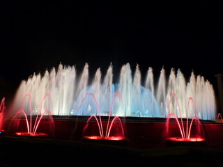 Fontaine jets d'eau et lumières colorées nuit