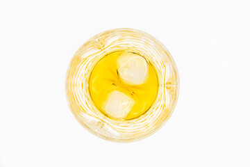 Copo de whisky com gelo ,fundo branco com espaço para escrita. Vidro, cristal, bebida ,amarelo...