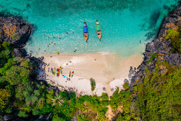 Obraz premium Nui beach and long tail boat in Phi Phi Don island, Krabi, aerial top view. Concept beauty nature of Thailand, travel Phuket