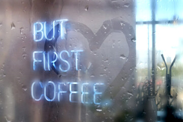 Fondo con letrero que dice pero primero café a través de una ventana con gotas de lluvia y una figura de corazón - obrazy, fototapety, plakaty