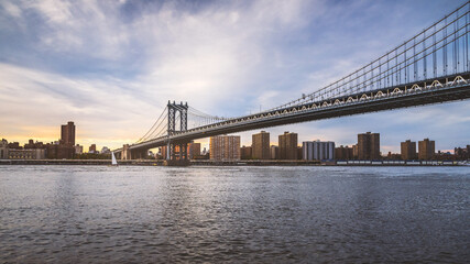 Fototapeta na wymiar Manhattan Bridge and Manhattan skyline 
