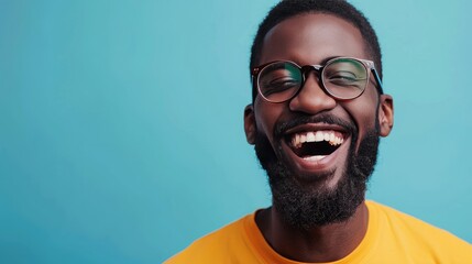 Obraz premium A man smiling on an isolated blue background