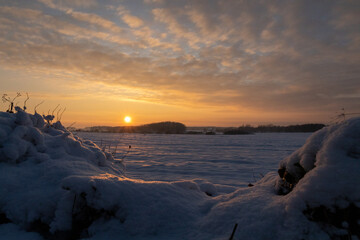 Zimowy krajobraz zachód słońca
