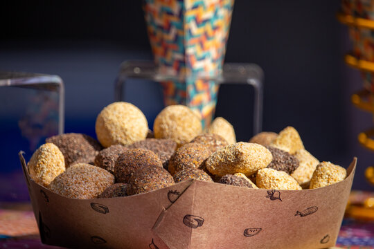 Salgadinhos de festa. Coxinha, kibe, bolinho de queijo e carne