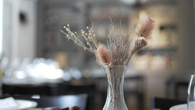 Florero de vidrio con flores secas