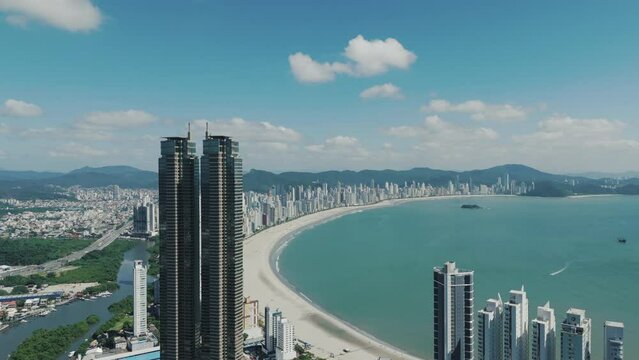 A drone image reveals the vastness and beauty of Balne&aacute;rio Cambori&uacute;'s beach and waterfront, showcasing its expansive coastline, bustling promenades, and scenic vistas.