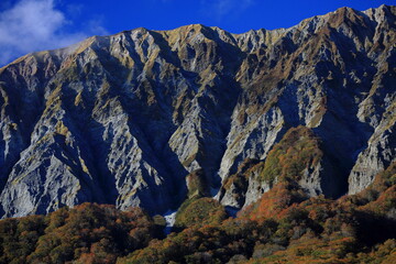 大山「南壁」それは尾根づたいの弥山（みせん）～三鈷峰（さんこほう）北縁の馬蹄型大断崖で、比高400m、長さ2kmにわたり屏風型の岩肌がそそり立っています。