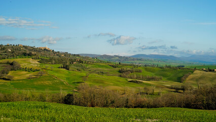  Panorama collinare della Val d'Orcia lungo il percorso ciclistico dell'Eroica. Provincia di Siena. Toscana , Italia - obrazy, fototapety, plakaty